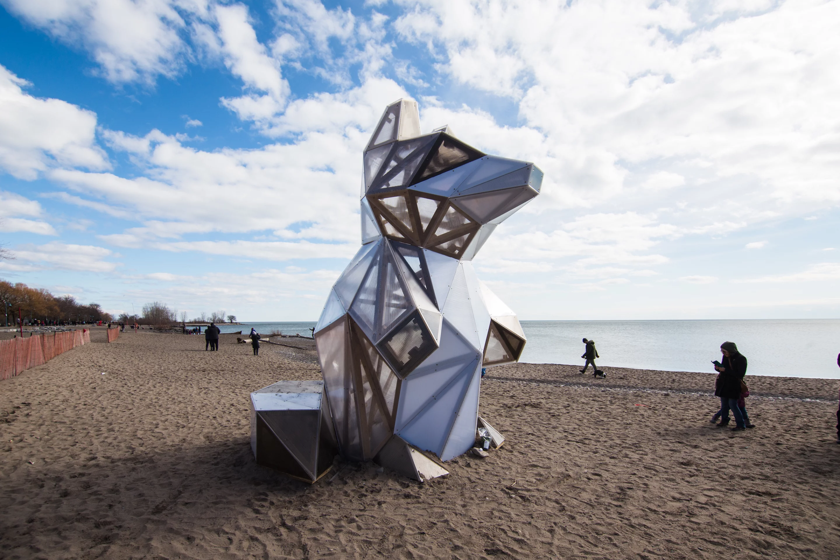 Conrad makes up one of the eight winning designs of the 2023 Winter Stations competition in Toronto. The project was designed by Novak Djogo & Daniel Joshua Vanderhorst, from Canada, and is a heartfelt tribute to a beloved local raccoon who died in 2015
