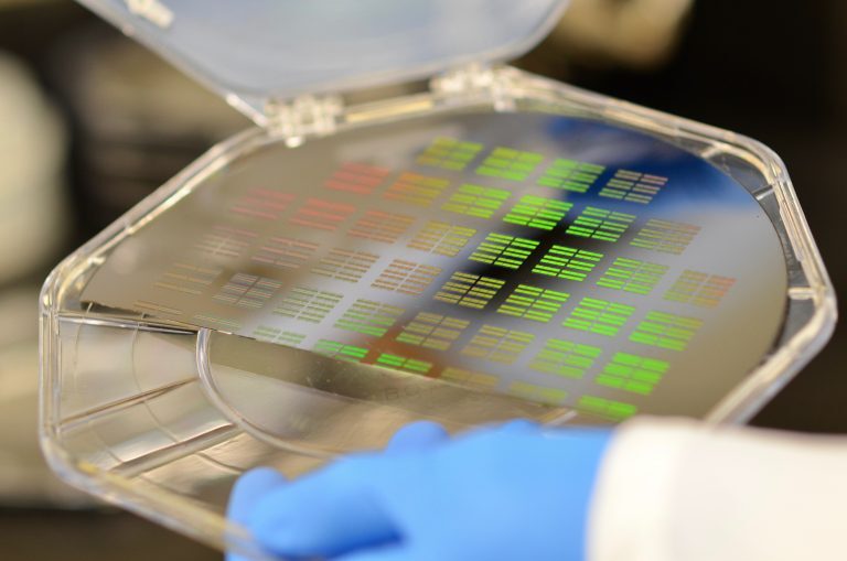 With this silicon wafer, scientists can sort particles found in bodily fluids and detect diseases at an early stage