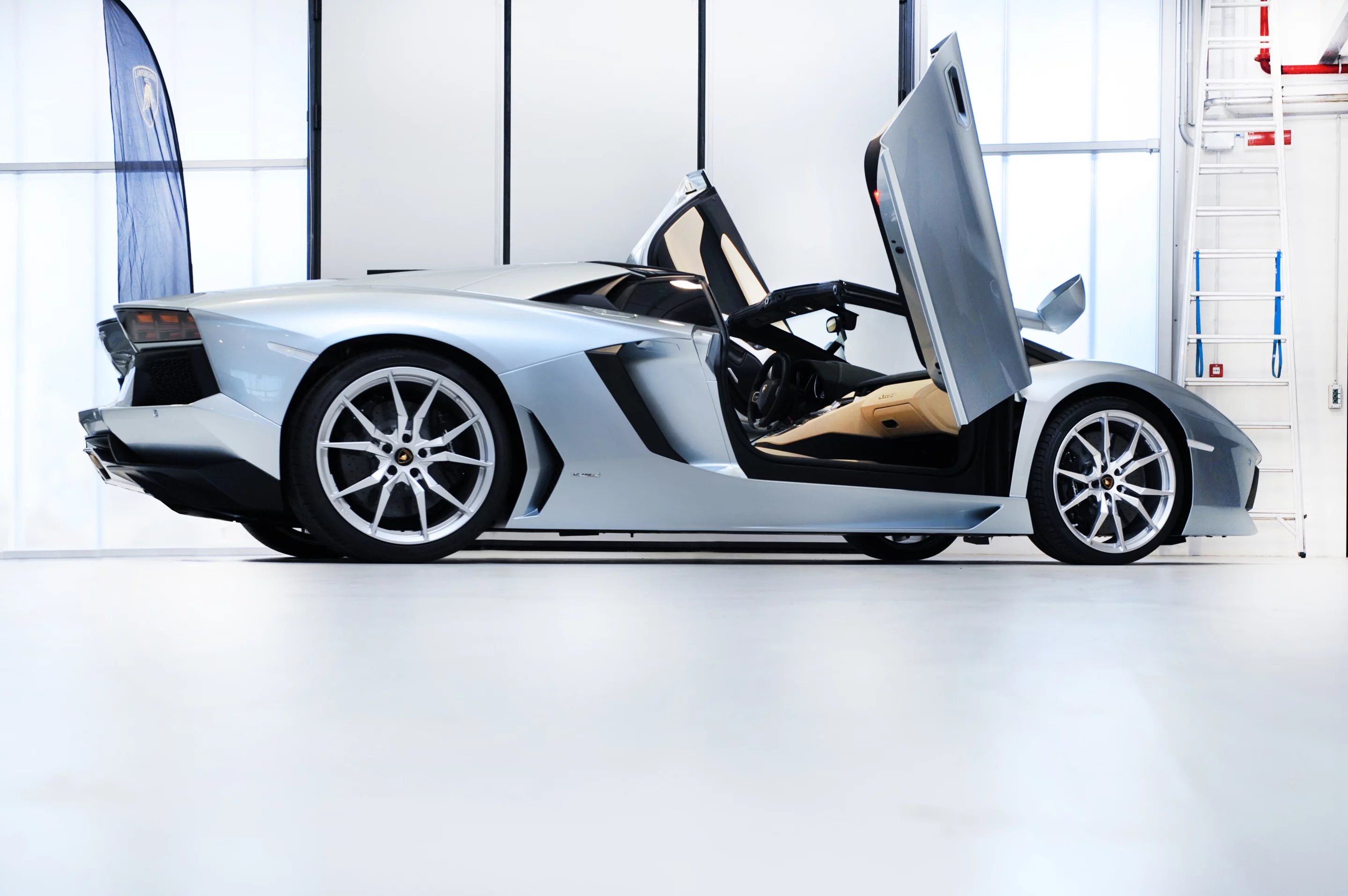 Lamborghini Aventador LP700-4 Roadster side view