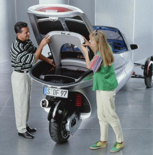 F 300, concept vehicle, Life-Jet. The two roof halves of the F 300 Life-Jet can be removed in a few simple steps and deposited in the space above the rear wheel.