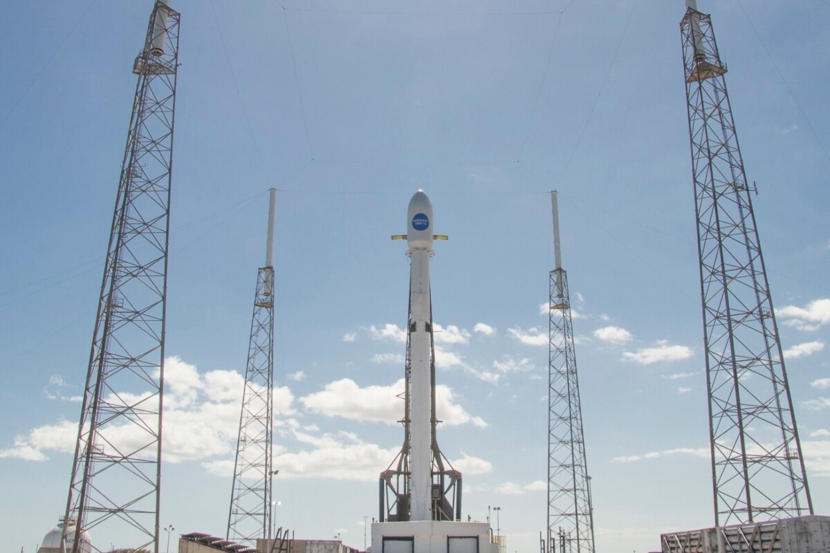 Falcon 9 imaged on the launch pad, with Hispasat 30W-6 nestled safely in its fairing