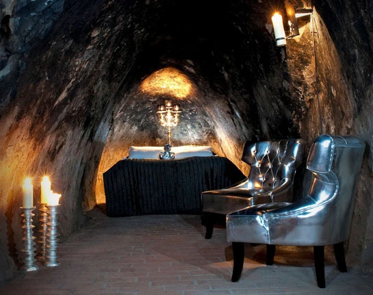 The eerie hotel suite accommodates two and is situated 155 meters (509 ft) below the earth's surface, amidst winding tunnels and deep cavities (image: Sala Silvermine)