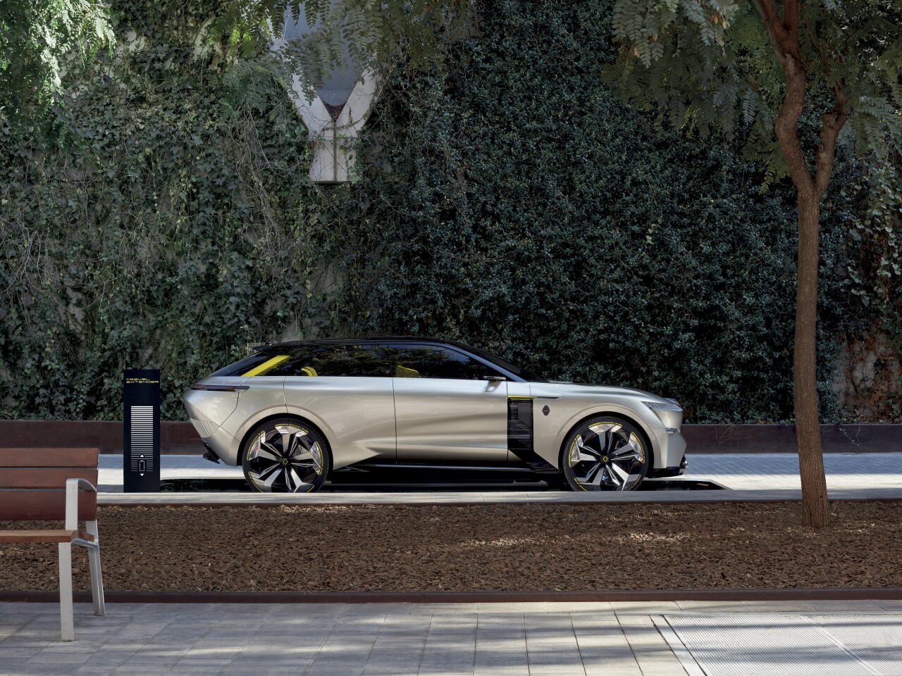 In Travel mode, the Morphoz expands to 4.8 meters in length, and can roll for 700 km per charge