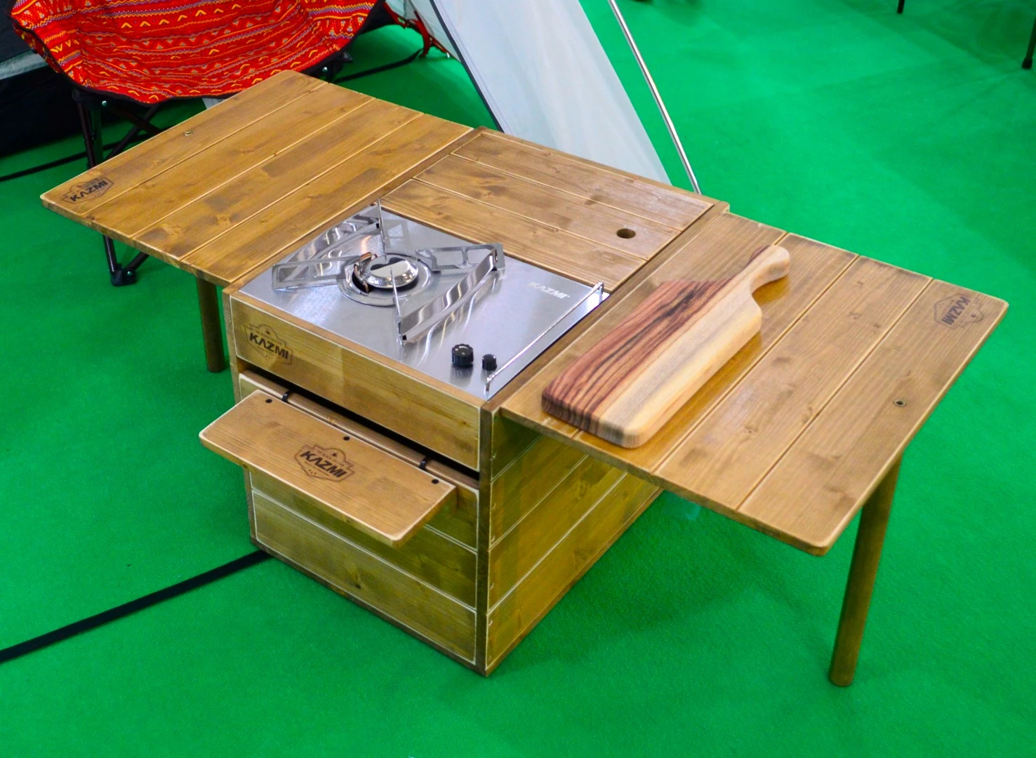 A nice spruce wood chuck box with integrated single-burner from Korean brand Kazmi