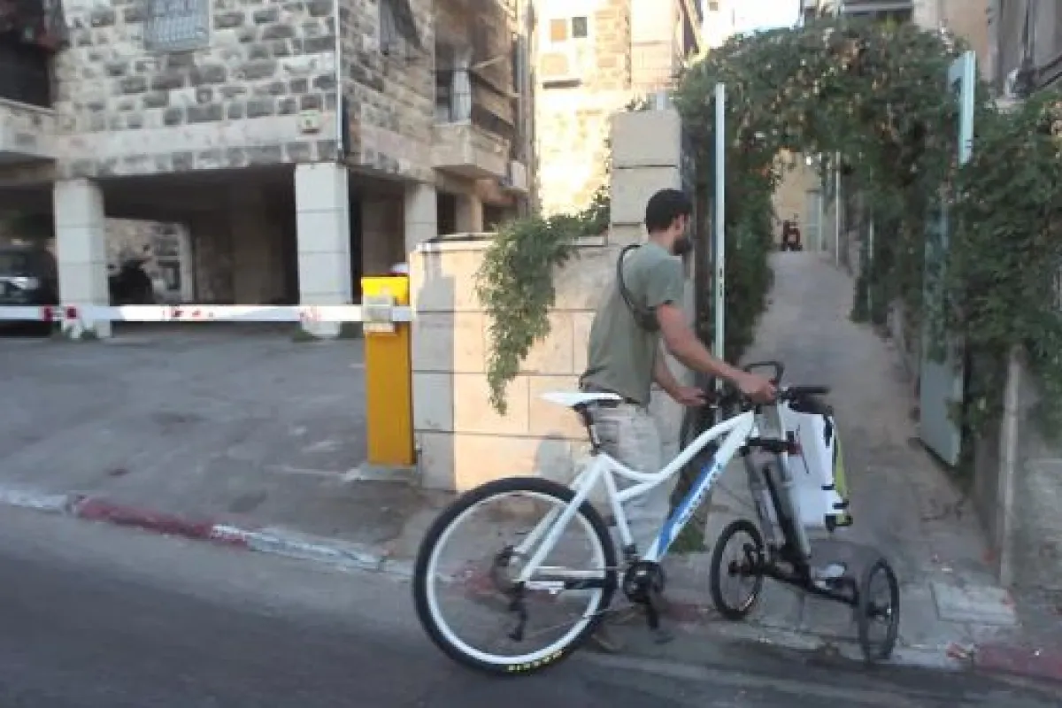 The S-cargo is a prototype carrier that converts a conventional bicycle into a cargo tricycle