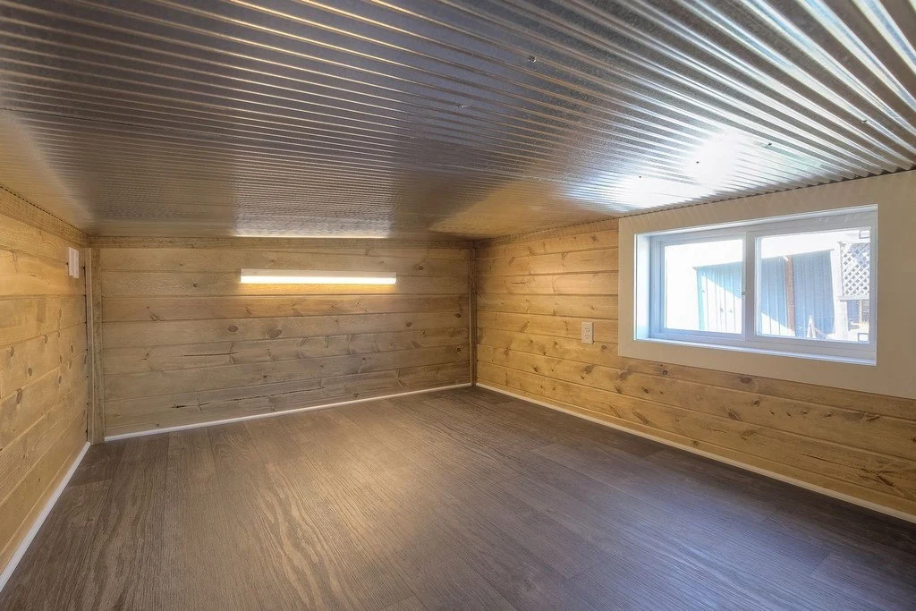 The single loft bedroom of the unnamed container home