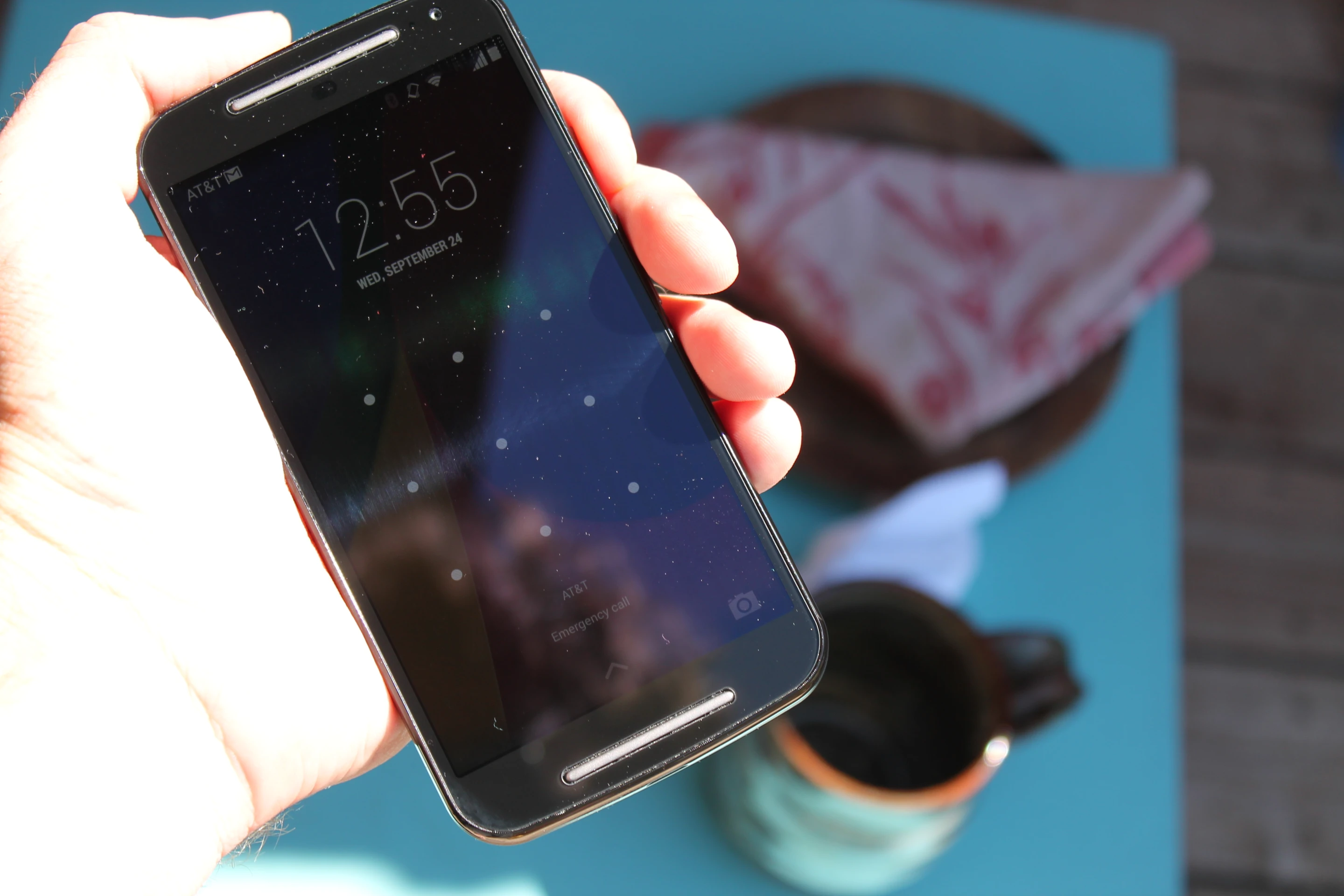 The display is readable in direct sunlight (Photo credit: Eric Mack / Gizmag)