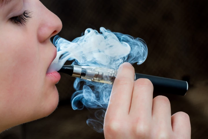 A study of adolescents and young adults has found that smoking and/or vaping is linked to an increased likelihood of eye problems