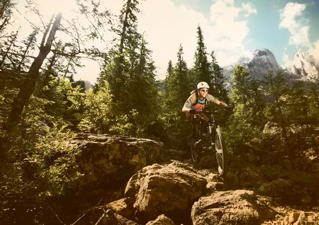 Gear changes are activated via a SRAM-like grip shifter, are reportedly “lightning fast,” and can span several gears in one shift