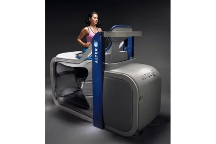 The AlterG M300 treadmill allows the user to train whilst sustaining an injury