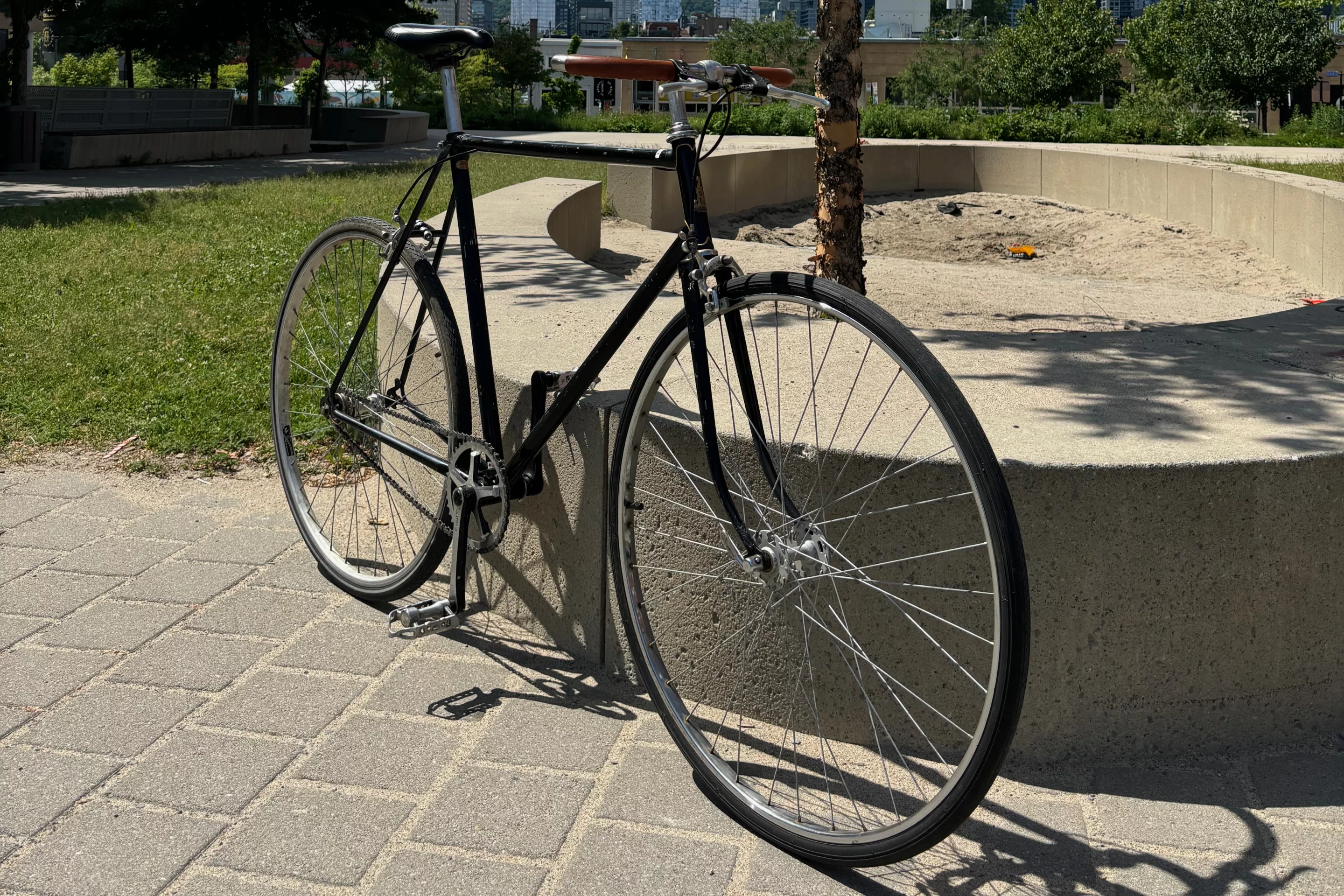 On this early 80s Raleigh Grand Prix, Tory Jarvis swapped in swept-back bars and converted the drivetrain to a single-speed