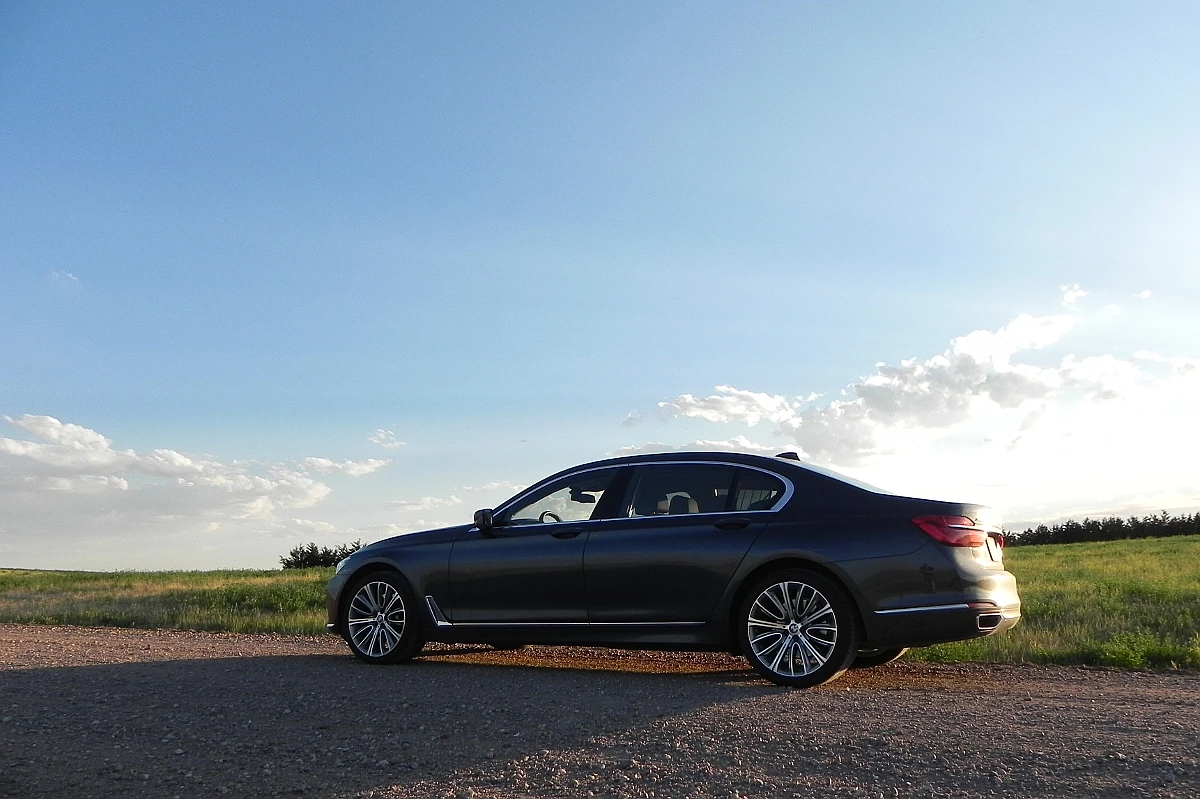 The most obvious changes to the 2016 7-Series is the now-standard long wheelbase (126.4 inches, 321 cm)