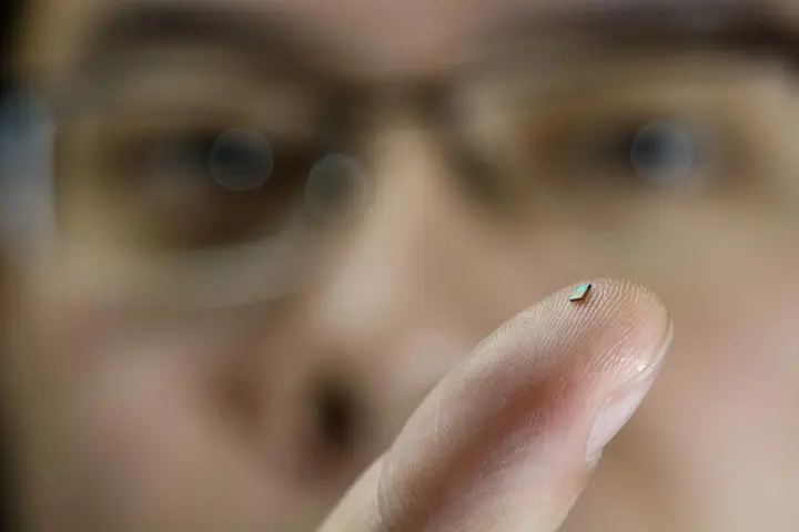 The tiny temperature sensor on the finger of PhD-student Hao Gao