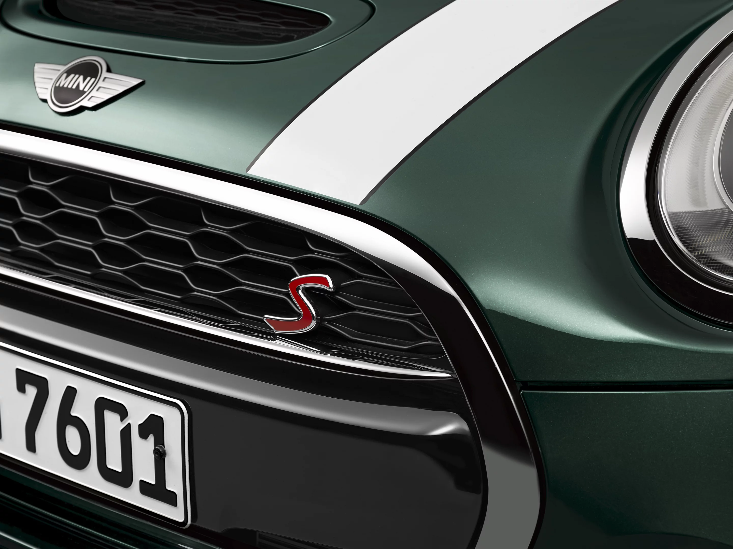 Note that there is only an "S" badge on the Mini's grille, but a full "SD" badge on its rear