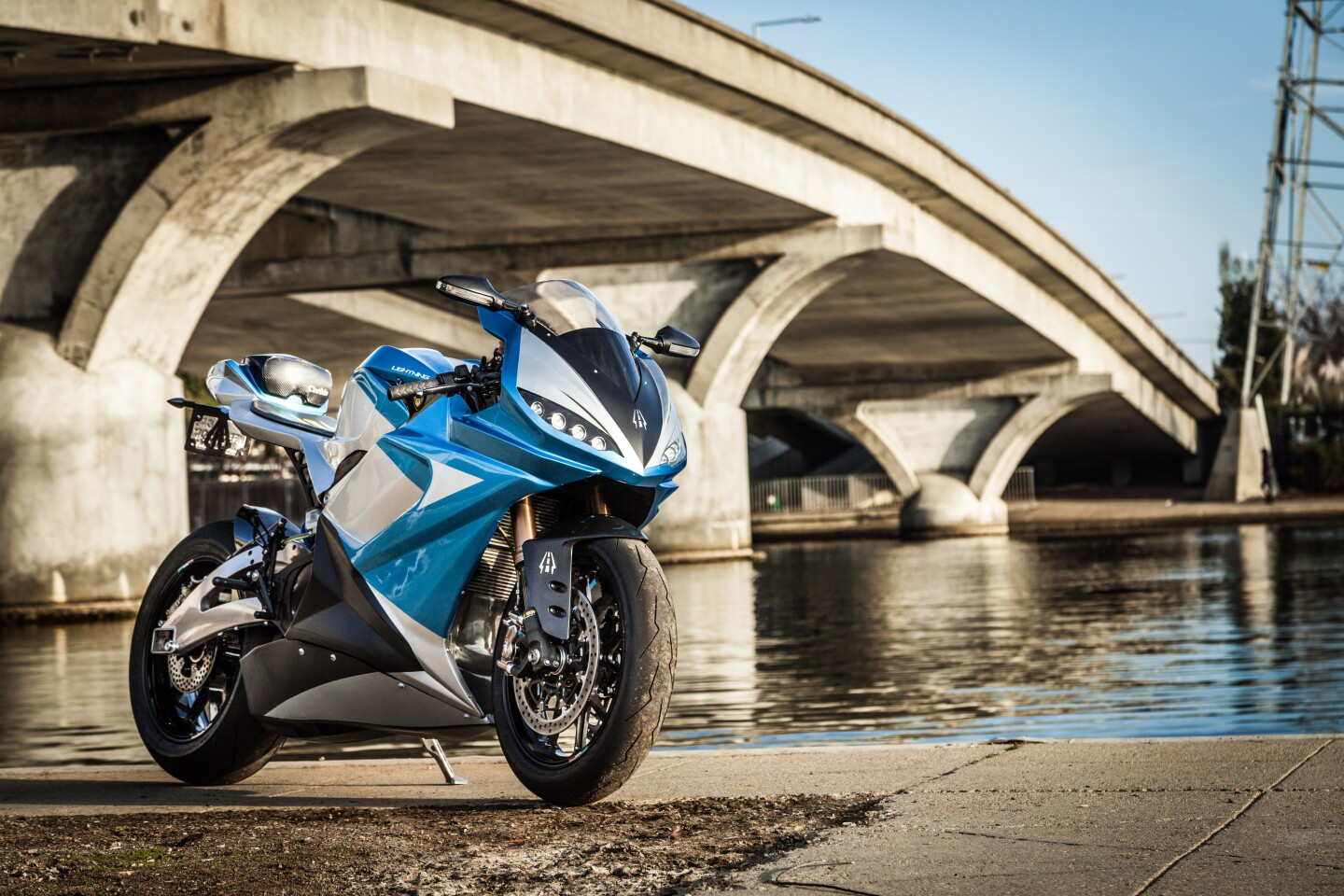 The Lightning LS-218: all bodywork is carbon fiber (Photo: Loz Blain/Gizmag.com)