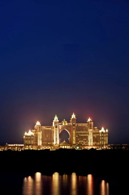 Atlantis Hotel Dubai by night