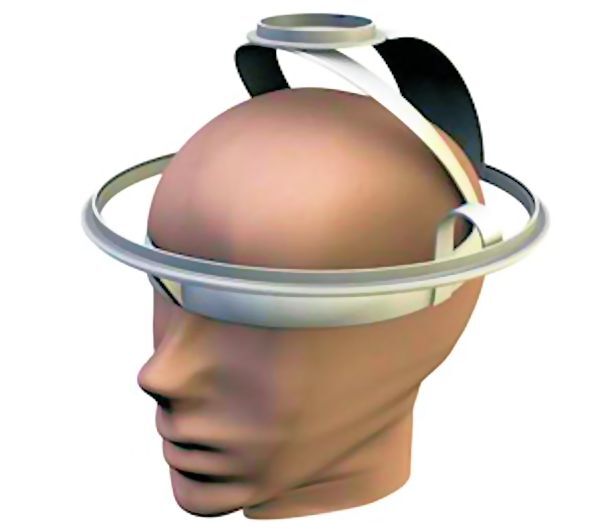 A patient being evaluated by the VEPS brain injury sensor (Image: C. Gonzales via PLOS ONE)
