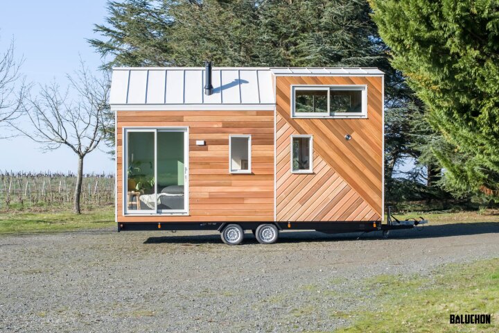 The Bois Perdus is based on a double-axle trailer and has a length of 20 ft (6 m)