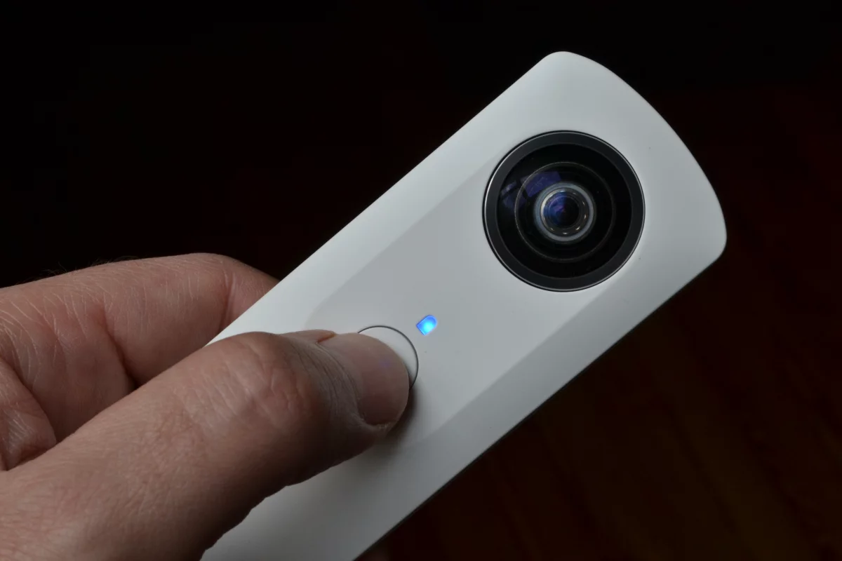 Gizmag reviews the Theta panoramic camera from Ricoh