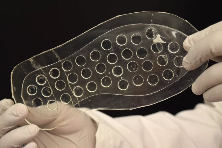 The insole is made to gradually release oxygen into foot ulcers, as the wearer walks or sits