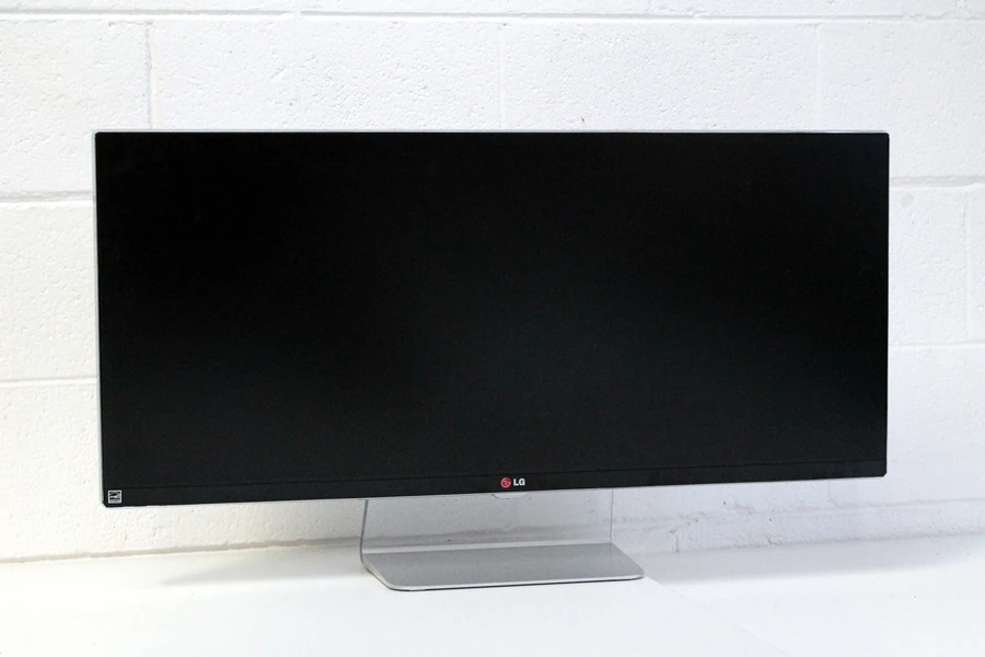 The 34UM95-P's 34-in screen has a resolution of 3,440 x 1,440 (Photo: Stu Robarts/Gizmag)