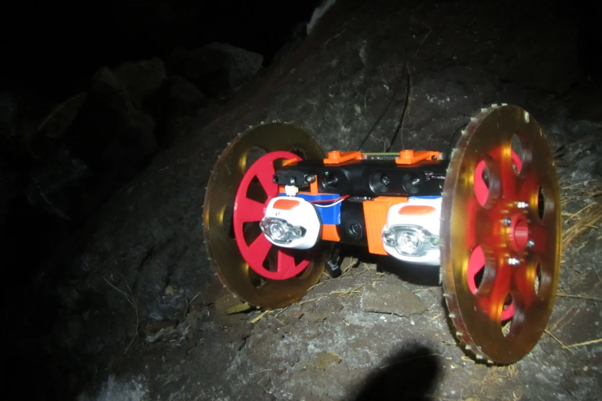 VolcanoBot 1 in a lava tube (Image: NASA/JPL/Caltech)