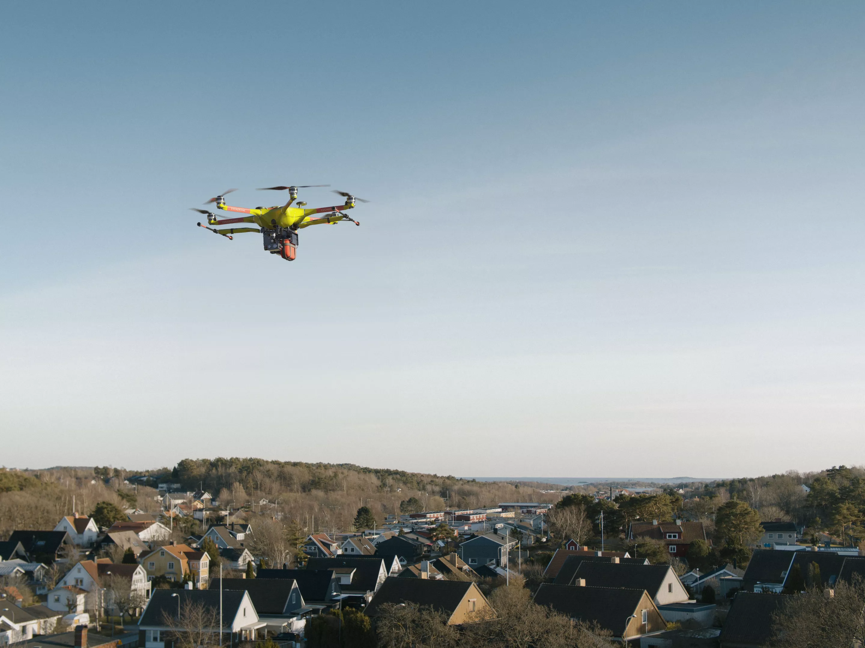 The Everdrone E2 has been designed to carry "an advanced camera system as well as customizable medical kits – a combination that represents a true game-changer for first responders"