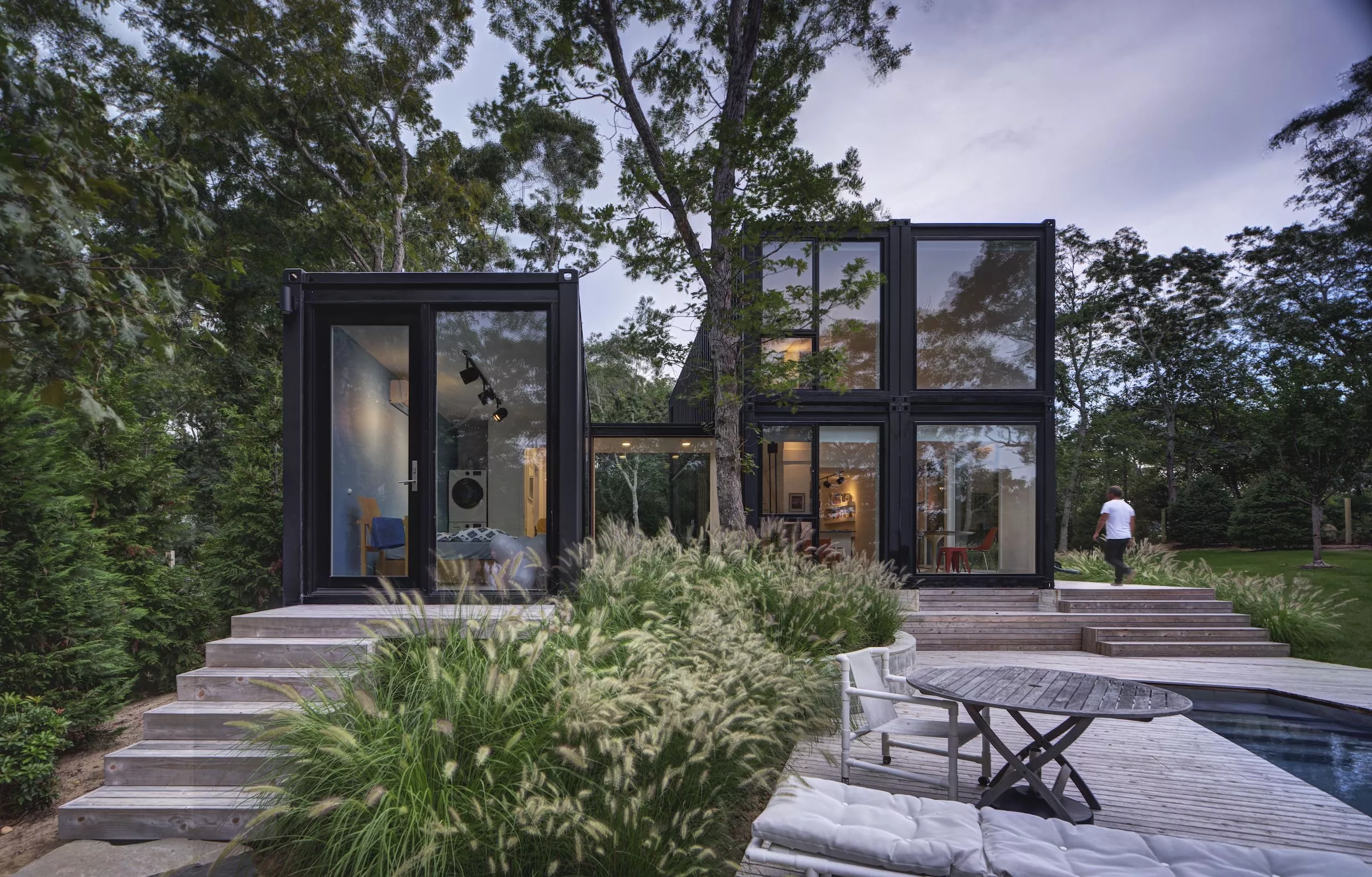 Amagansett Modular is located on a somewhat awkward triangular wooded site in Amagansett, New York