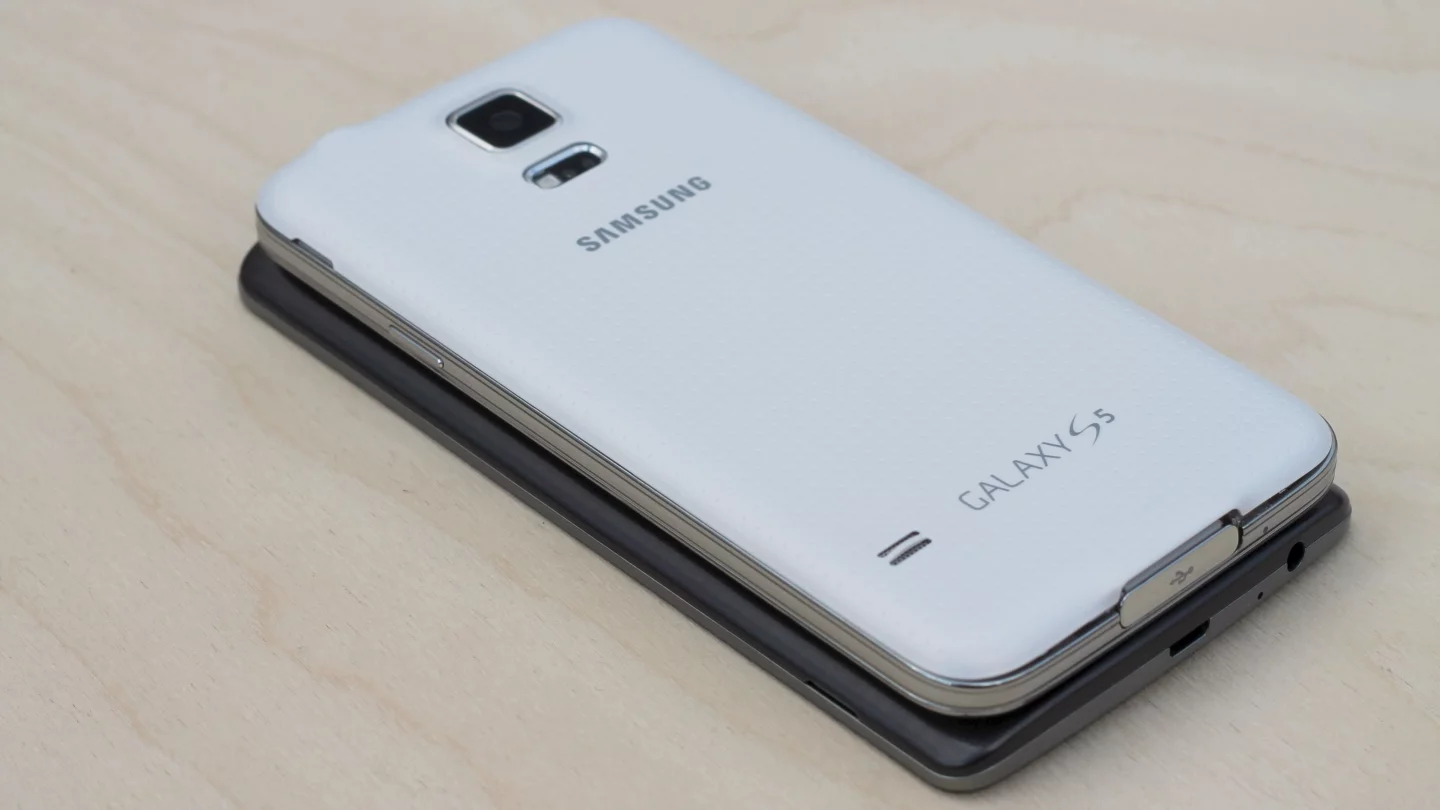 The GS5 stacked on top of the G3, showing the minimal size difference