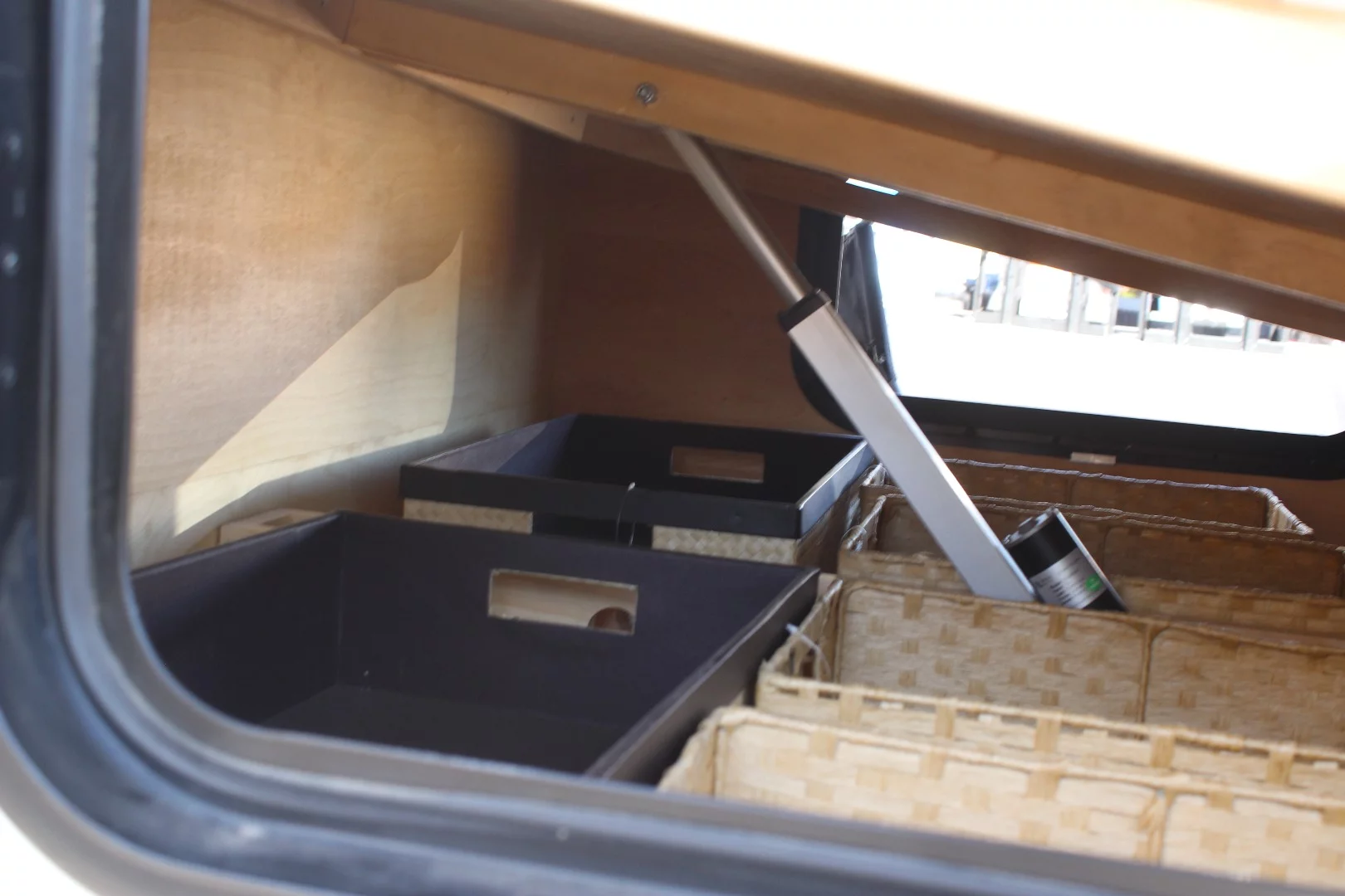 An interesting feature of the GFA XOR95 - a push-button hydraulic lift bed that allows for storage below