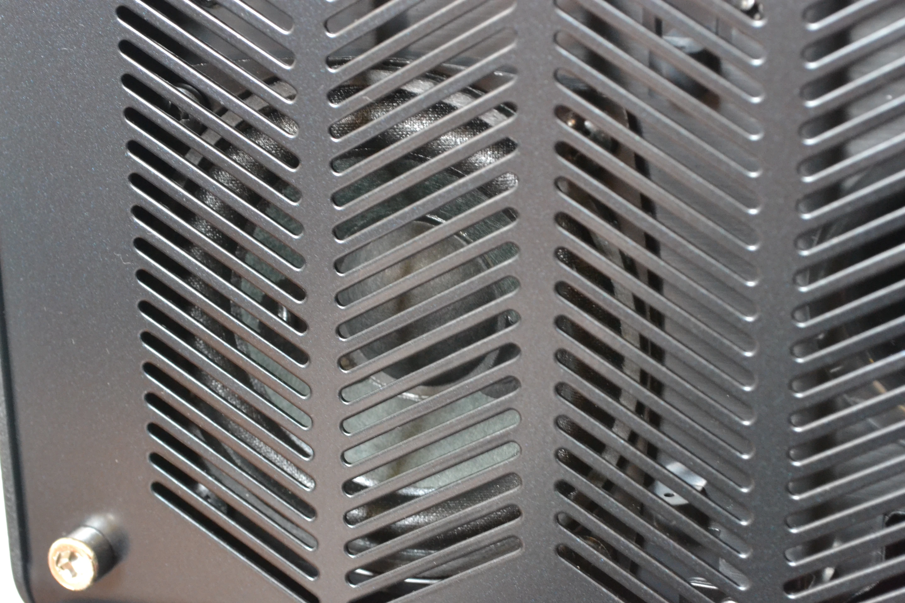 Behind the grille are two 8-cm full range speakers with bass porting
