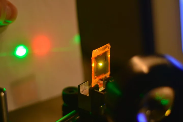 A liquid crystal elastomer emits a mechanically-tunable laser beam