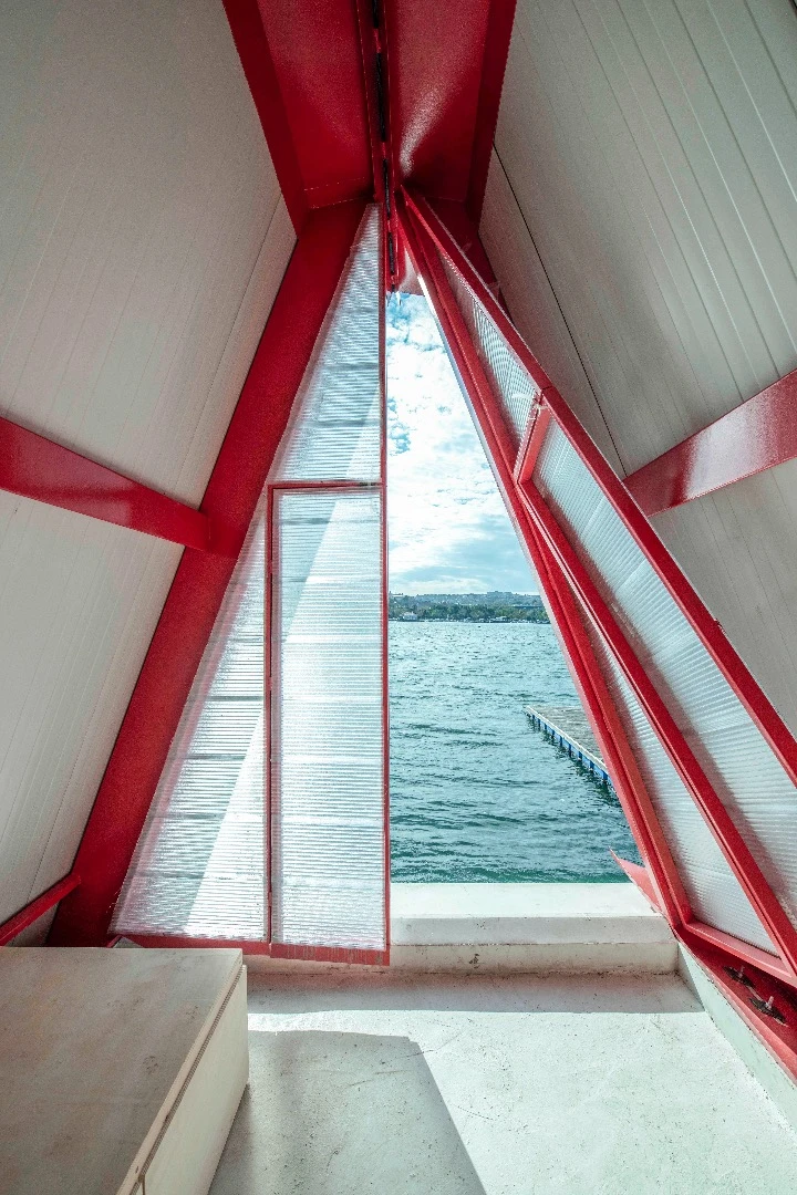 Fold&Float opens at each end