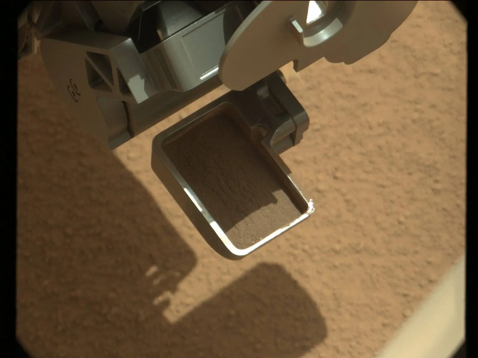 Curiosity was collecting soil samples when the object was sighted (Image: NASA/JPL-Caltech/LAN)