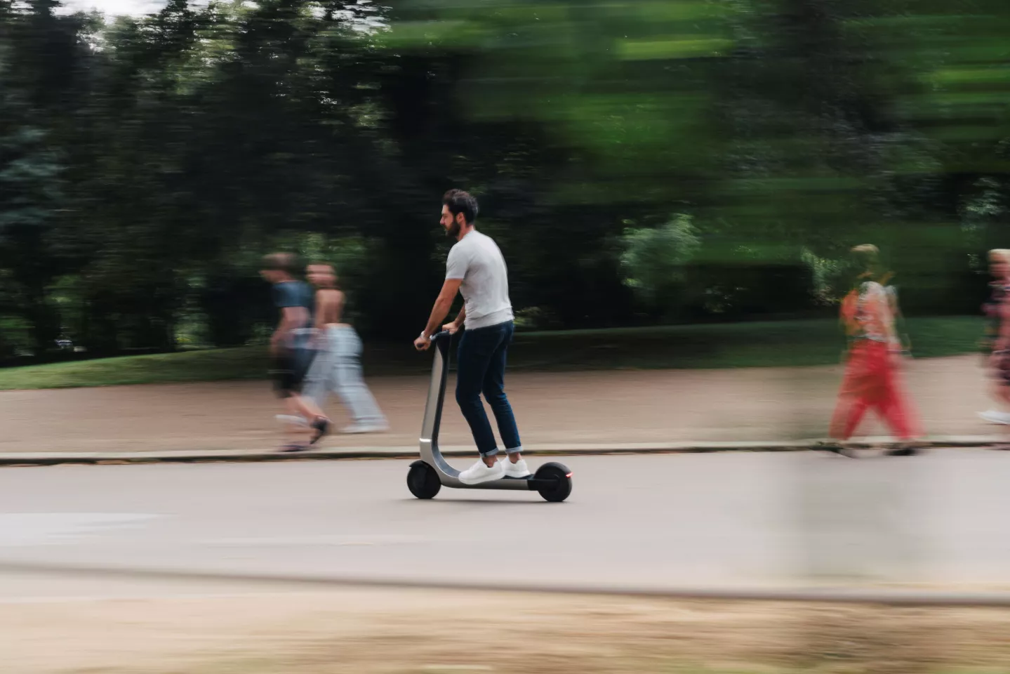 The Bo M e-scoot features a 1,200-W (peak) motor and a 655-Wh battery