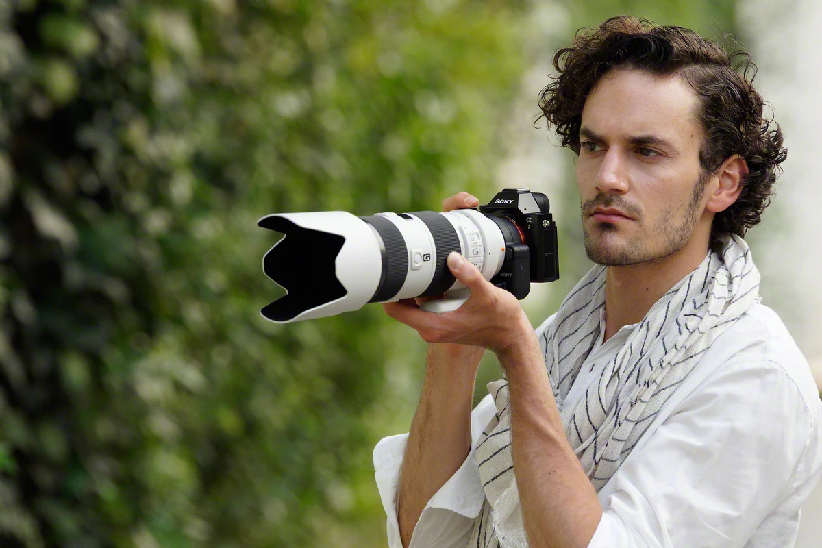 The 24.3 megapixel Sony α7 has similar specs to its Alpha cousin, the α7R, but boasts slightly nippier continuous shooting at 5 fps