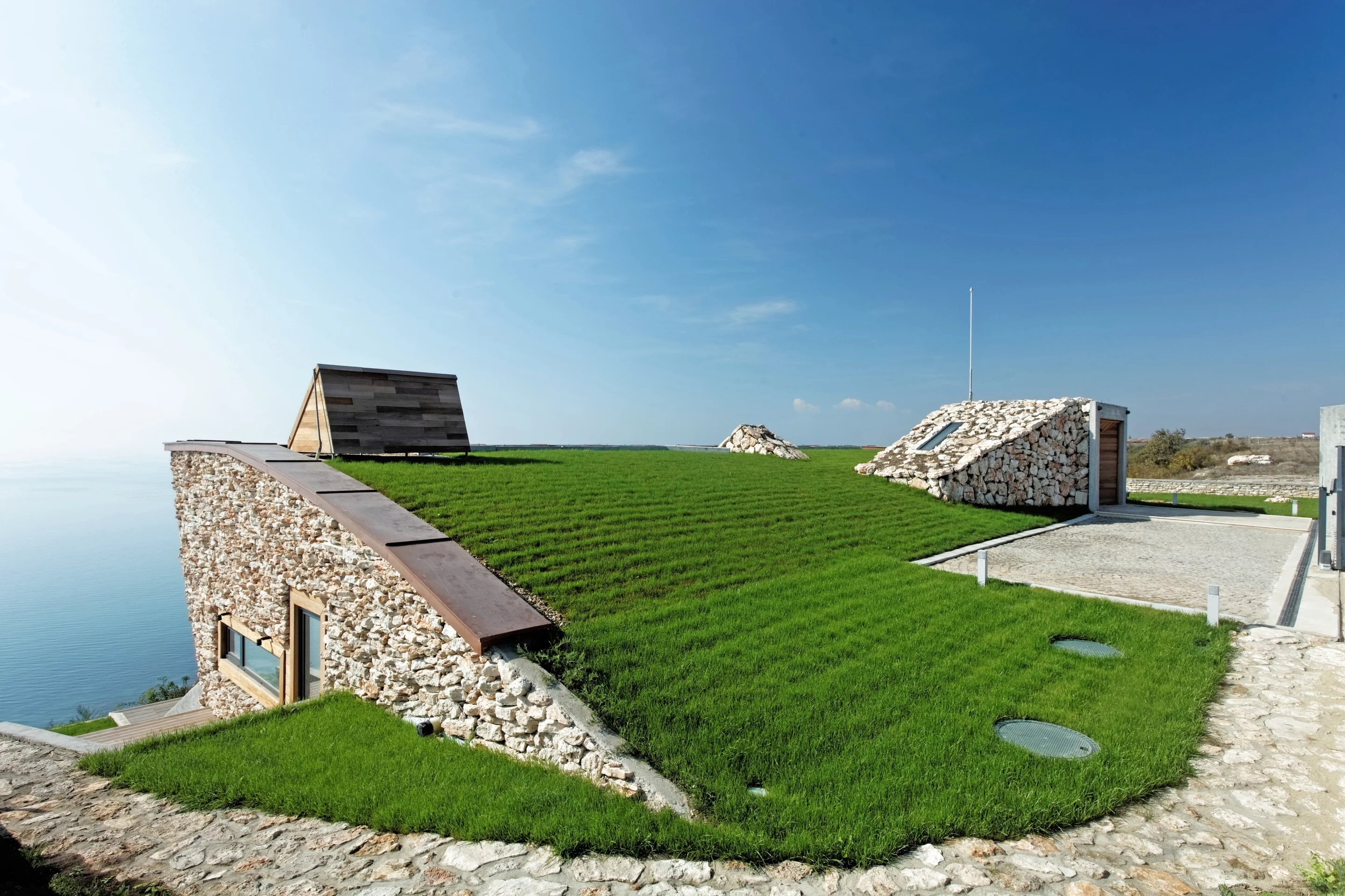 Thanks to its sloping green roof, Equinox House keeps a low profile viewed from the north (Photo: Ignatov Architects)