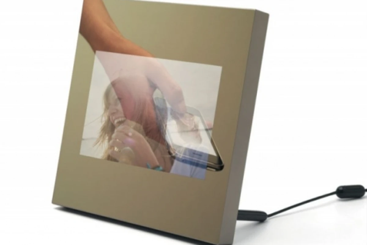 Parrot Specchio digital photo frame by Martin Szekely