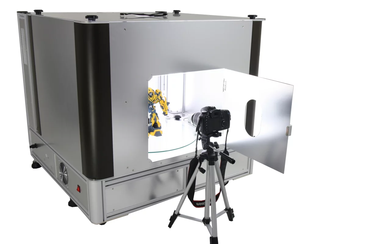 Ortery Technologies has released what is described as the world's first desktop photo studio to take product shots or create 360 degree animations with a pure white background