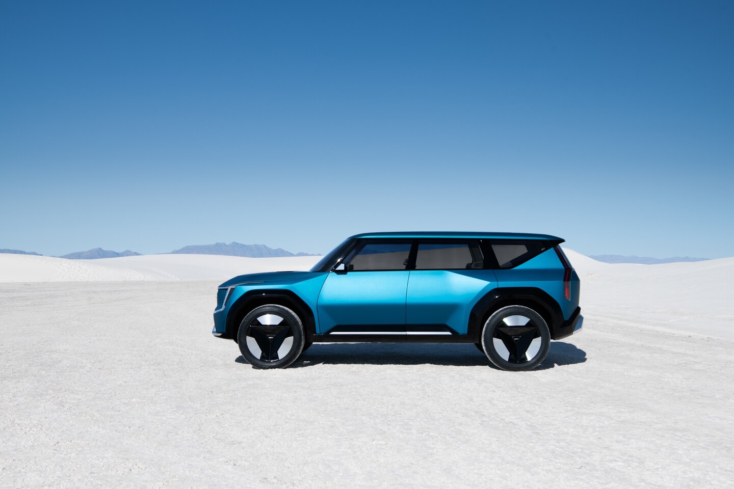 Kia gives the Concept EV9 very strong vertical and horizontal lines and angular side volumes