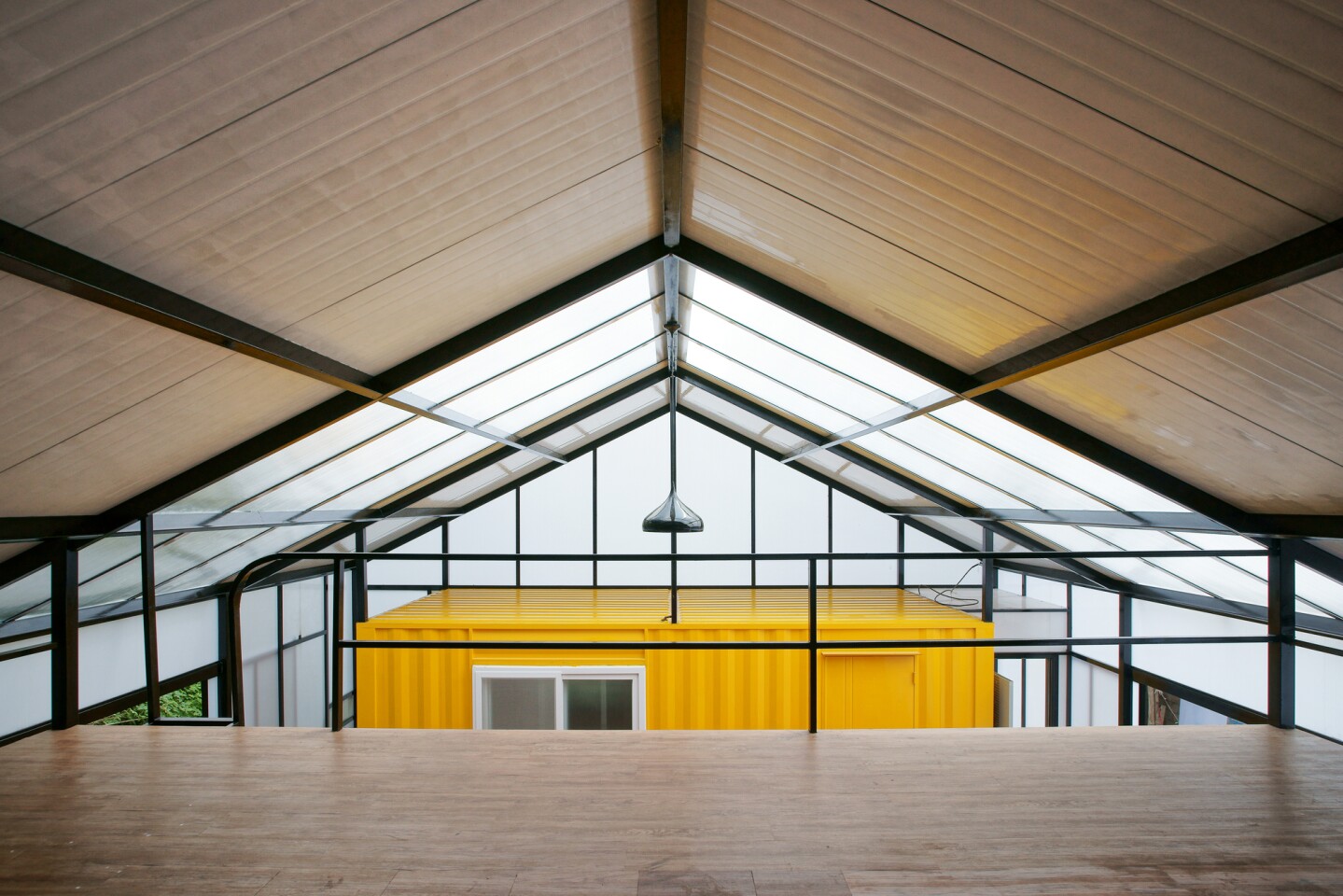 The design allows access to the roofs of the shipping containers (Photo: Hwang Hyochel)