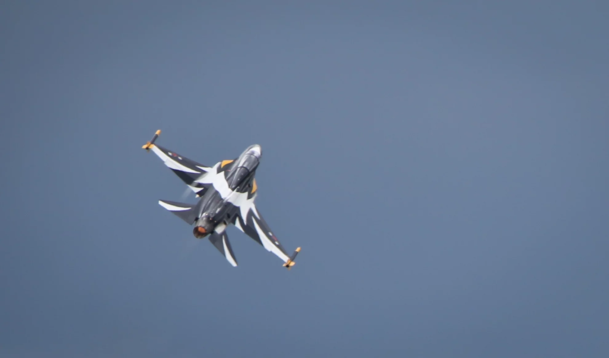 The Korean T50B added a splash of color to Farnborough's overcast sky (Photo: Gizmag)