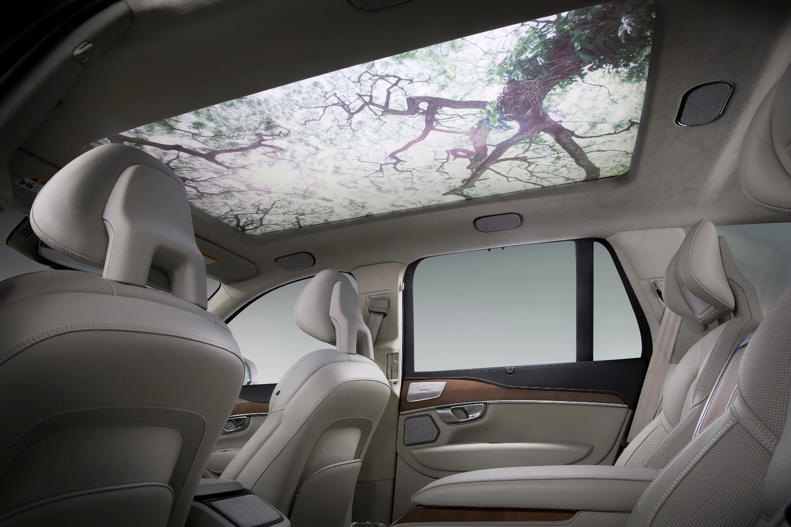 Harman has designed a QLED MoodRoof that can synchronize with the Music Motivator to create a visual experience on the car’s interior roof