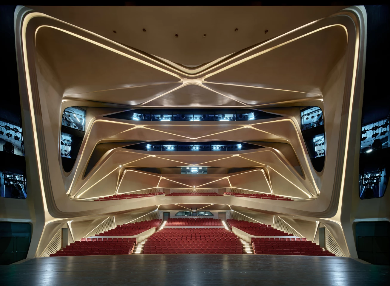 The Zhuhai Jinwan Civic Art Centre includes a 1,200-seat grand theater and a 500-retractable-seat black box theater