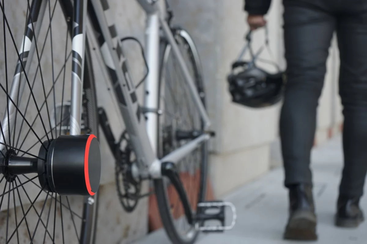 The Bisecu automatically locks up the front wheel as the rider (and their smartphone) walks away
