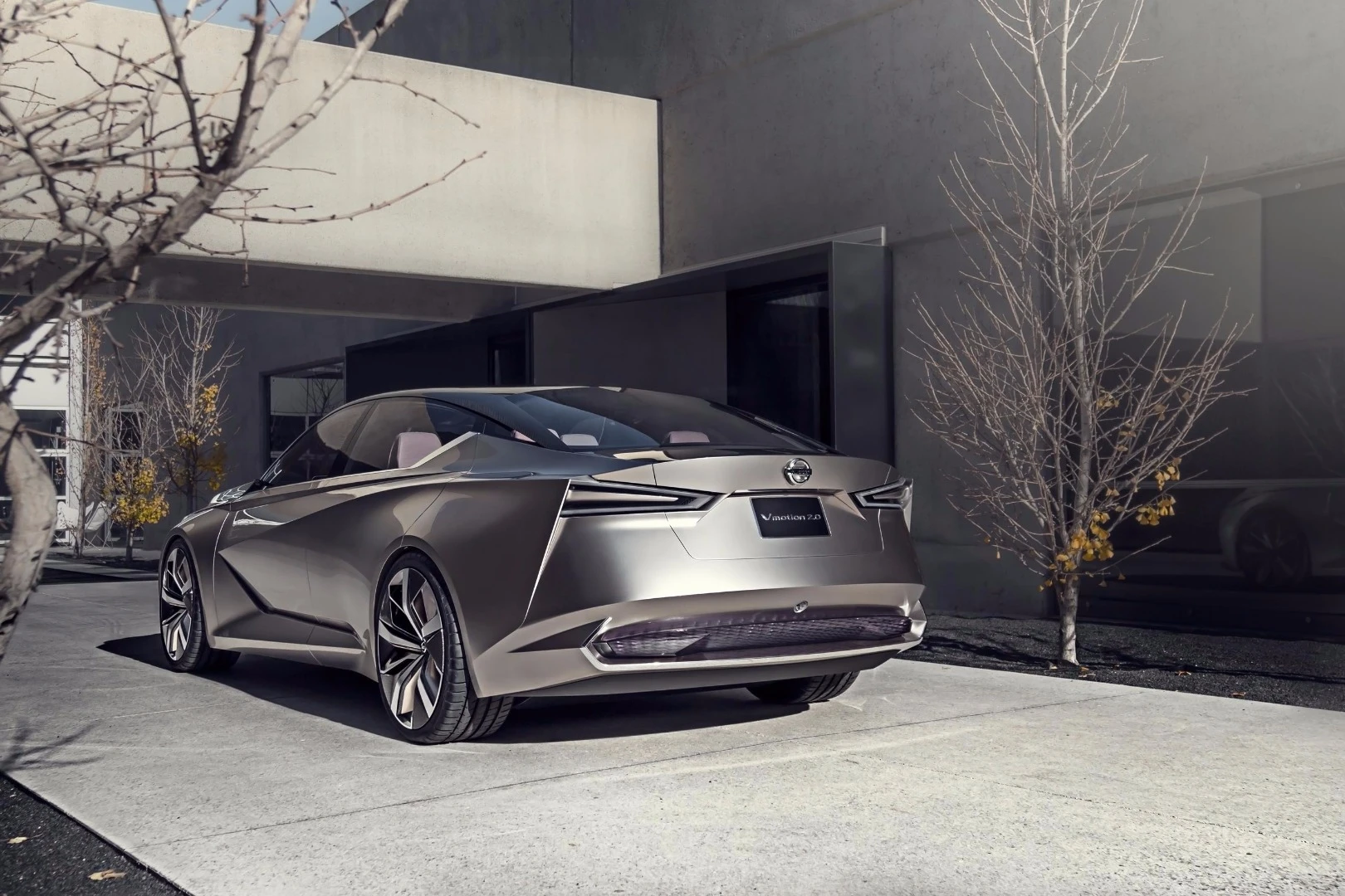 From the side, the Vmotion 2.0 concept carries deep cut lines that keep the focus on the heavy tires without taking away from the solidity of the sedan