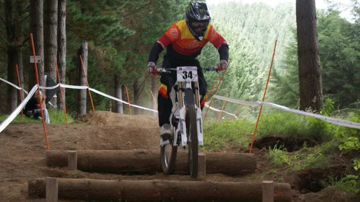 The Zerode G-1 mountain bike incorporates a mid-bike-mounted internal geared hub, which is said to allow it to perform better than a regular MTB in a variety of ways