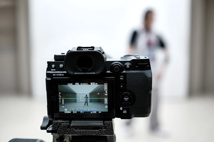 A new heat-dissipating design allows the X-H2S to record 4K/60p footage for up to 240 minutes