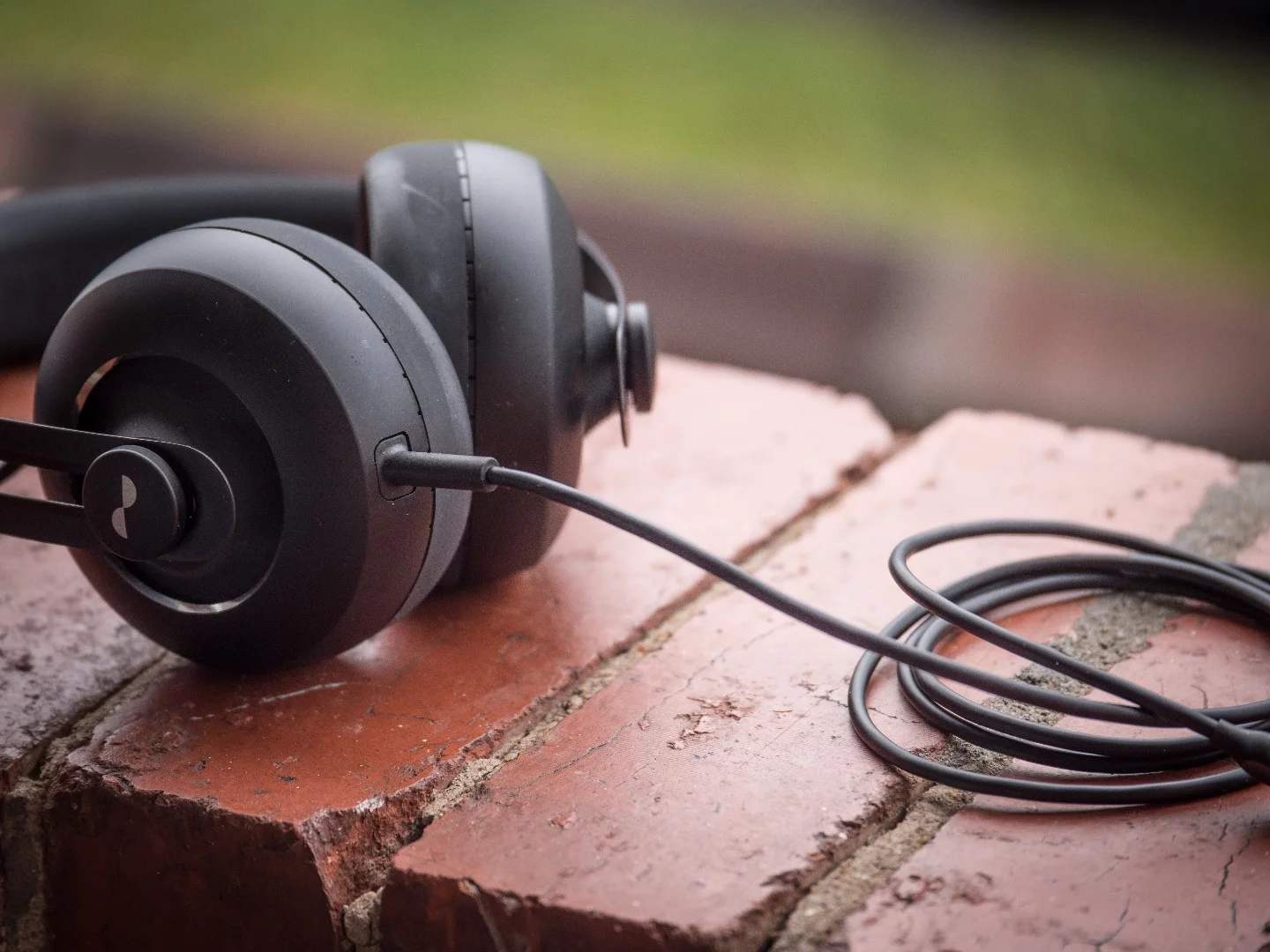 Nuraphones: cables connect with a solid block that prevents cable bending