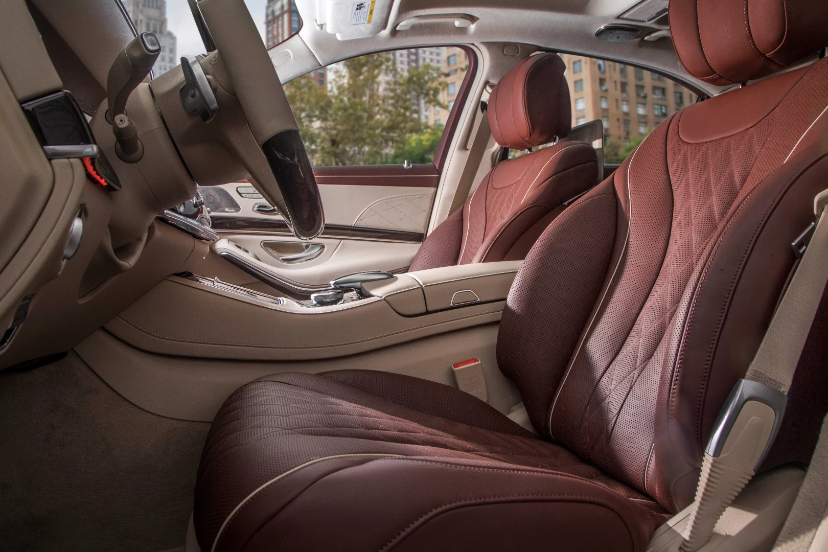 Comfort and luxury are paramount in the 2018 Mercedes-Benz S450 and it has both in copious amounts